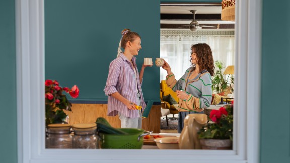 Ściana w mieszkaniu pomalowana odcieniem Victorian Green z kolekcji Beckers Designer Colour