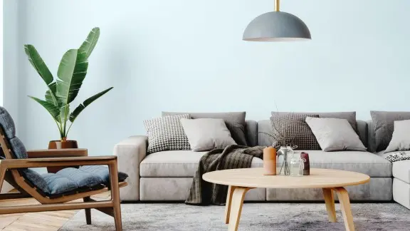 Ściana w salonie pomalowana odcieniem Free Spirit z kolekcji Beckers Designer Color