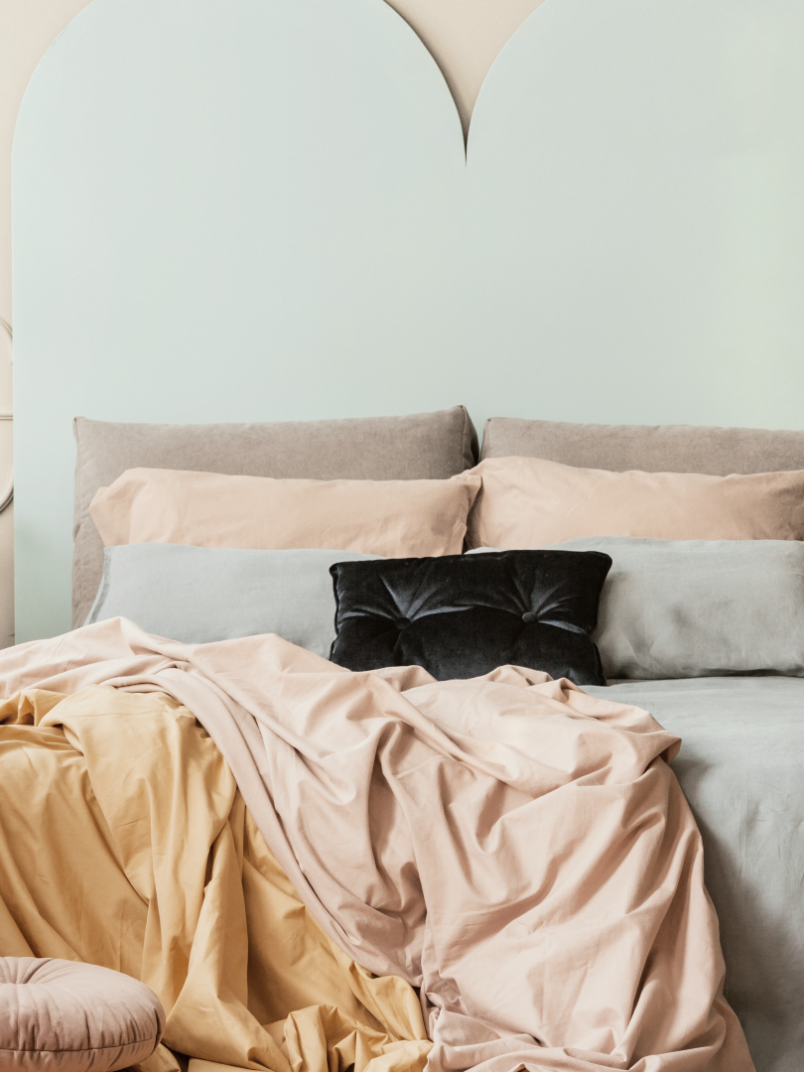 ściana w salonie pomalowana odcieniem  Mellow z palety Beckers Designer Collection