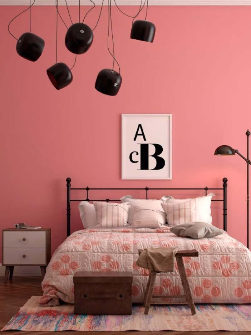 Ściana w sypialni pomalowana odcieniami Desert rose i Rosewood z kolekcji Beckers Väggfärg Colour