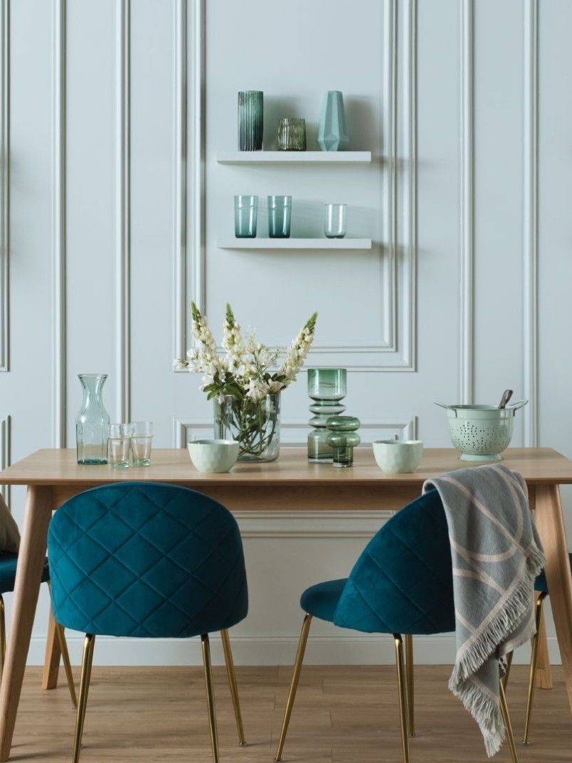 Ściana w salonie pomalowana odcieniem Pixie z kolekcji  Beckers Designer Collection