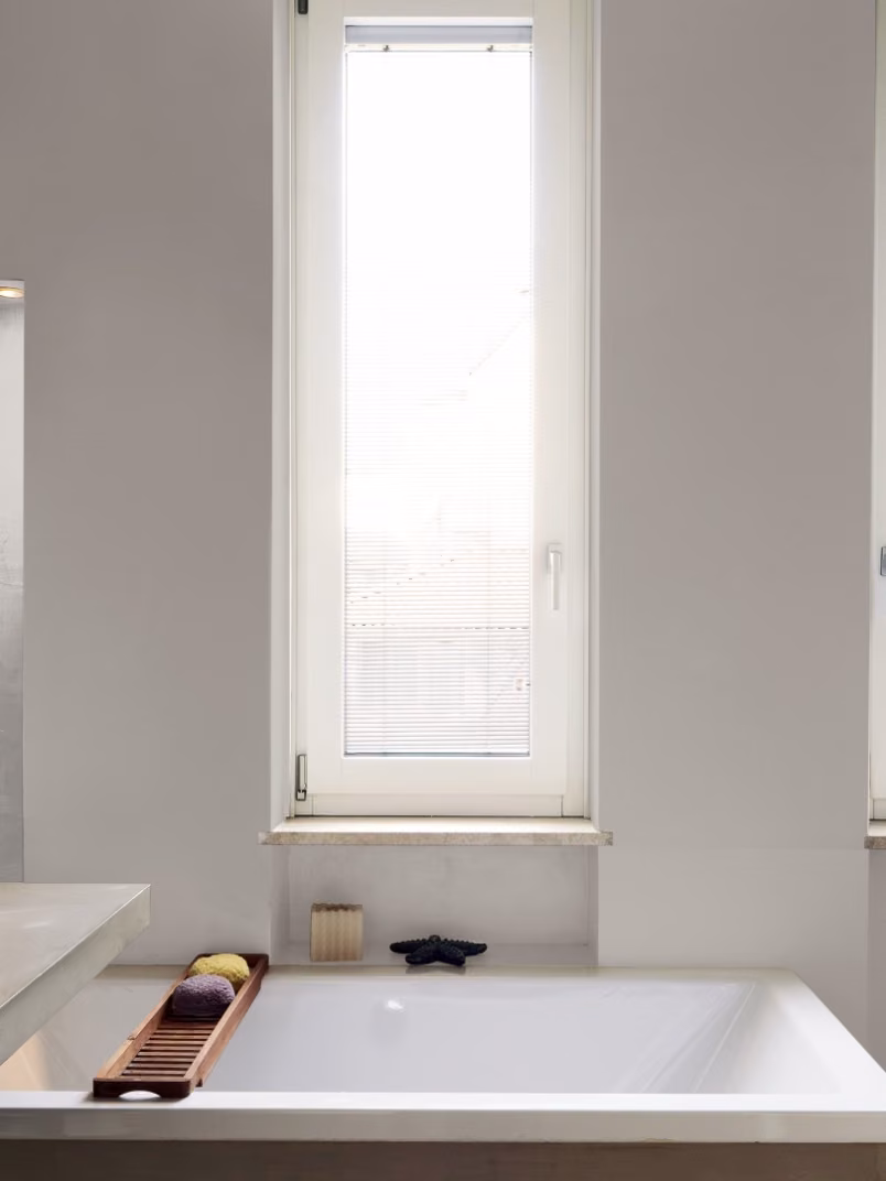 Ściany w łazience pomalowane odcieniem Porcelain grey z kolekcji Beckers Designer Kitchen & Bathroom