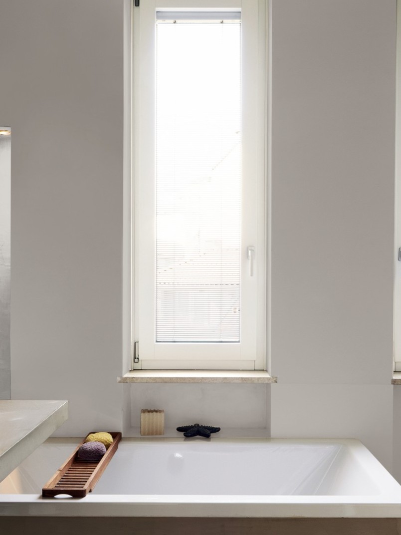 Ściany w łazience pomalowane odcieniem Porcelain grey z kolekcji Beckers Designer Kitchen & Bathroom