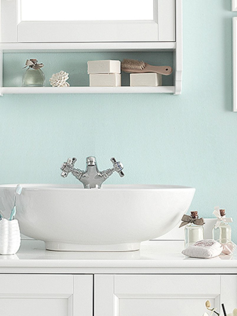 Ściana w łazience pomalowana odcieniem Simple z kolekcji Beckers Designer Kitchen & Bathroom