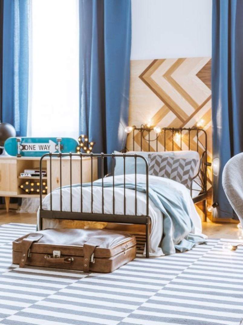 Ściana w pokoju dziecięcym pomalowana odcieniem