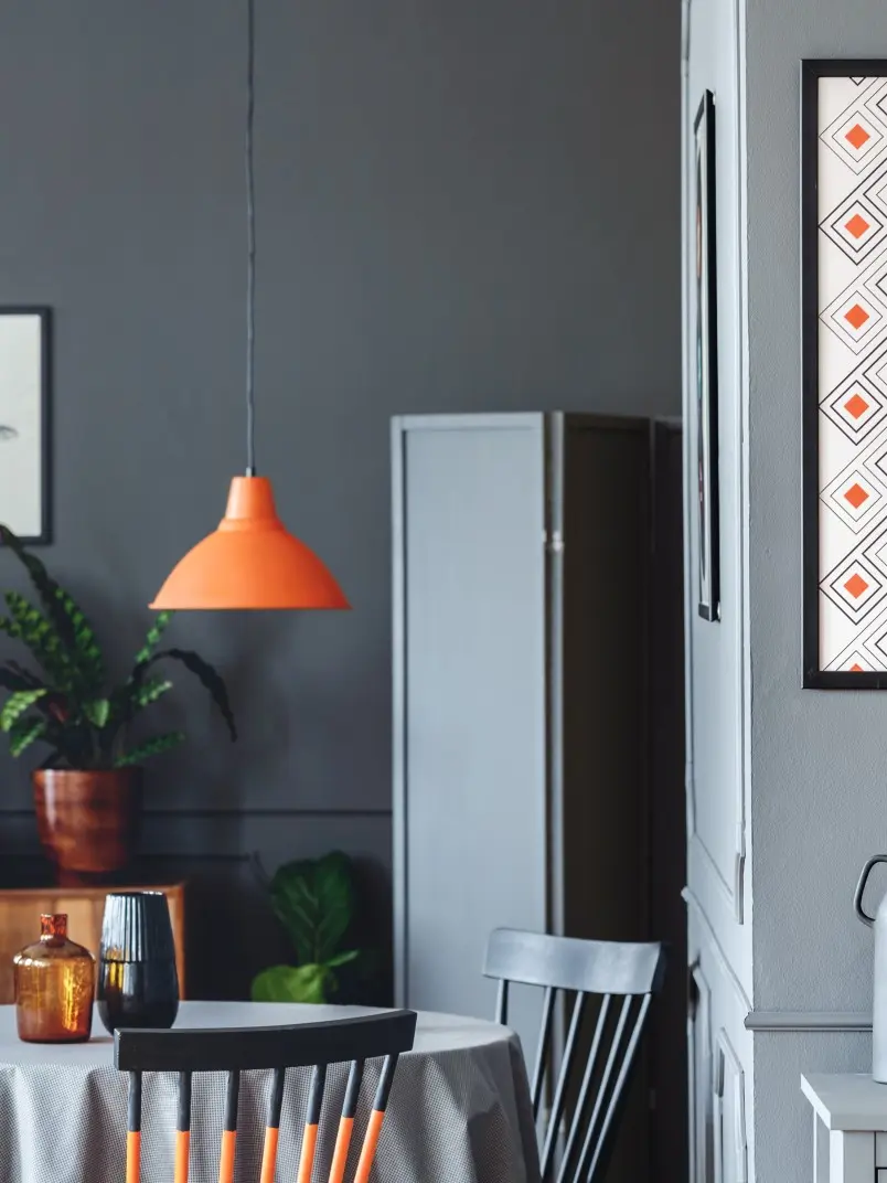 Ściana w jadalni pomalowana odcieniem Dark Grey z linii Beckers It's Simple