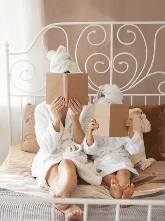 Ściana w sypialni pomalowana kolorem Bronze