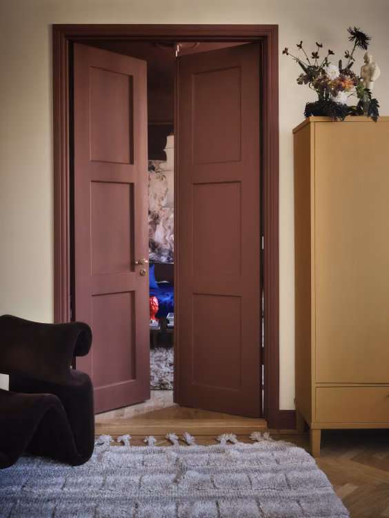 Ściana w salonie w odcieniu Cream
