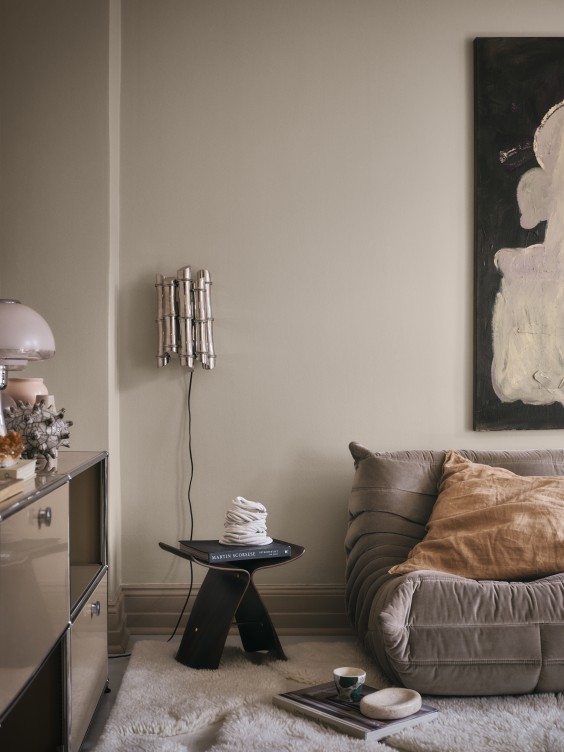 Ściana w salonie w odcieniu Hope