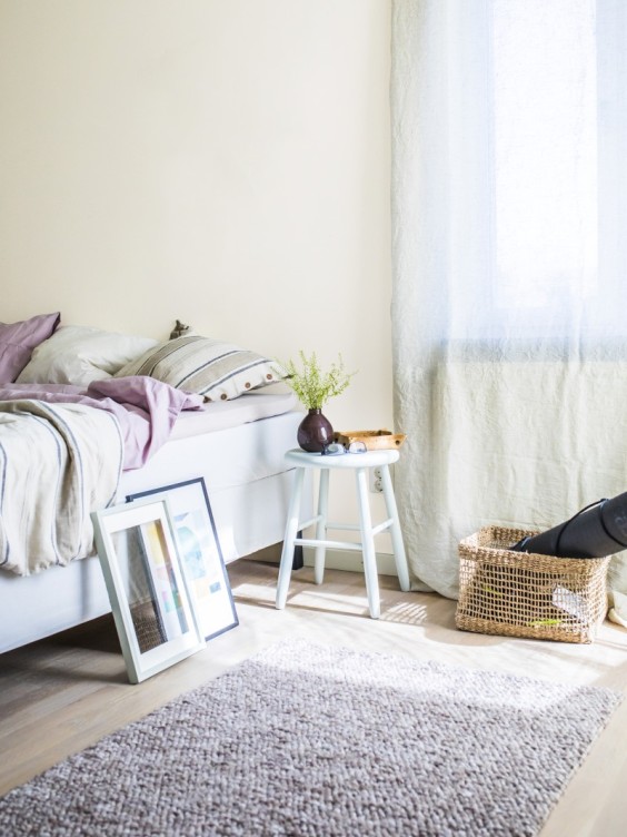 Ściana w sypialni pomalowana odcieniem Sailboat z kolekcji Beckers Designer Colour