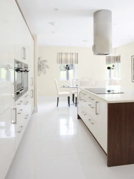 Ściana w kuchni pomalowana odcieniem Linen white z kolekcji https://beckers.pl/kolekcje-kolory/beckers-designer-kitchen-bathroom