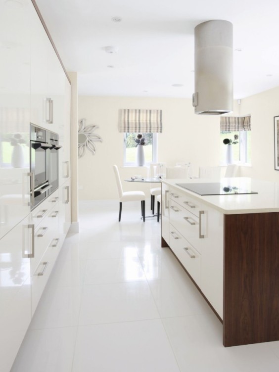 Ściana w kuchni pomalowana odcieniem Linen white z kolekcji https://beckers.pl/kolekcje-kolory/beckers-designer-kitchen-bathroom