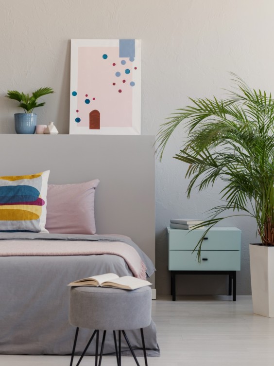 Ściana w salonie pomalowana odcieniem Trust z kolekcji Beckers Designer Collection