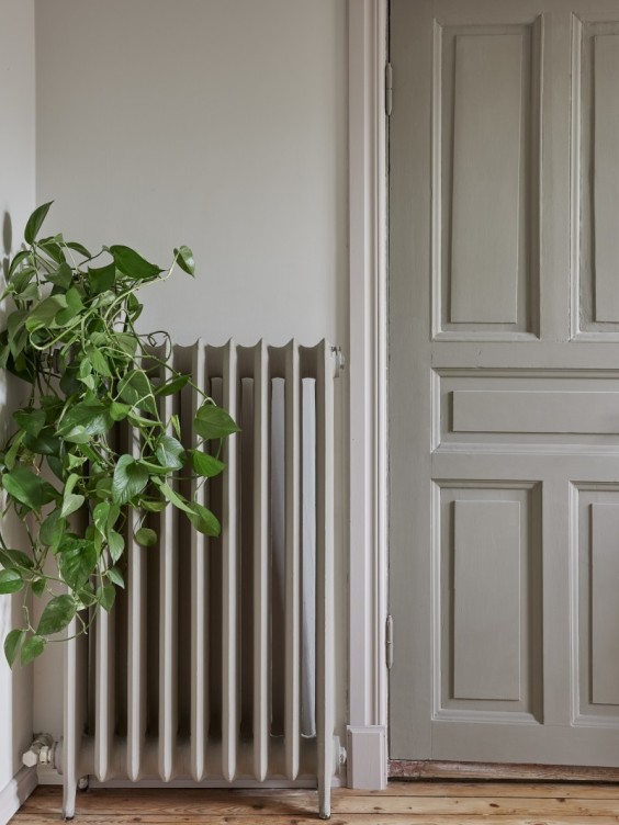 Ściana w salonie pomalowana odcieniami Echo z kolekcji Beckers Designer Collection i Light Grey z palety Beckers Designer Universal