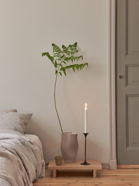 Ściana w salonie pomalowana odcieniem Natural z kolekcji Beckers Designer Collection