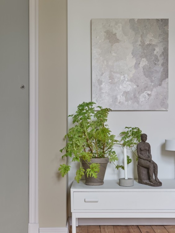 Ściana w salonie pomalowana odcieniami Trust i Shade z palety Beckers Designer Collection