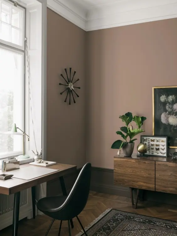 Ściana w miejscu pracy pomalowana odcieniem Mocha z kolekcji Beckers Designer Collection