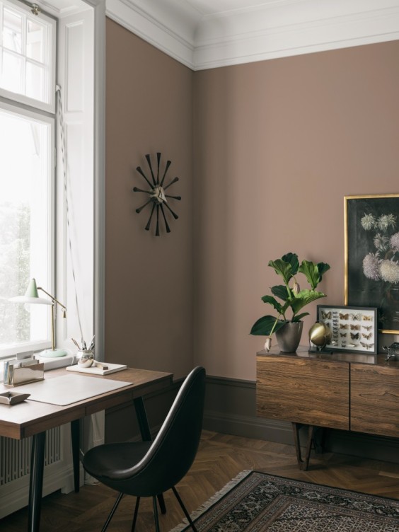 Ściana w miejscu pracy pomalowana odcieniem Mocha z kolekcji Beckers Designer Collection