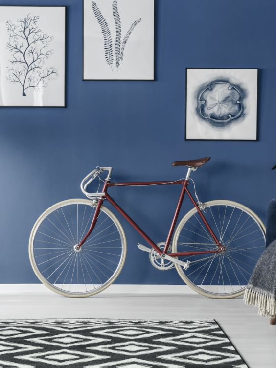 Ściana w salonie pomalowana odcieniem  Marina Blue z kolekcji Beckers Designer Colour