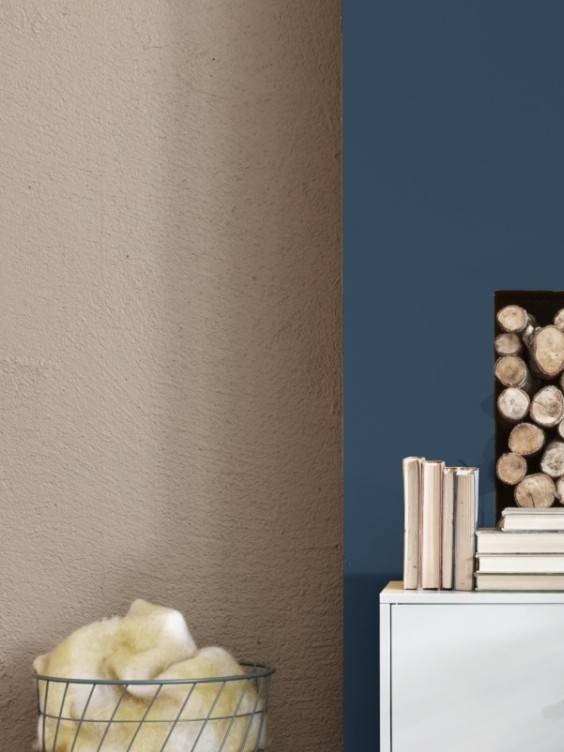 Ściana w salonie pomalowana odcieniami Cappuccino i Admiral z kolekcji Beckers Designer Colour