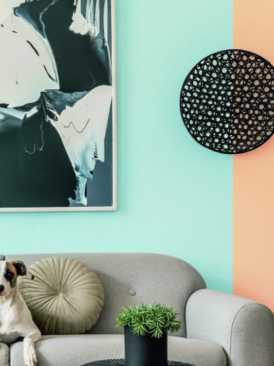 Ściana w salonie pomalowana odcieniami Oyster i Camel z kolekcji Beckers Väggfärg Colour