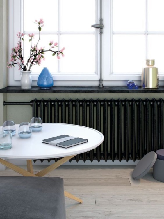 Kaloryfer pomalowany odcieniem Black z kolekcji Beckers Designer Universal. Ściana w salonie w kolorze Healing Grey z palety Beckers Designer Colour