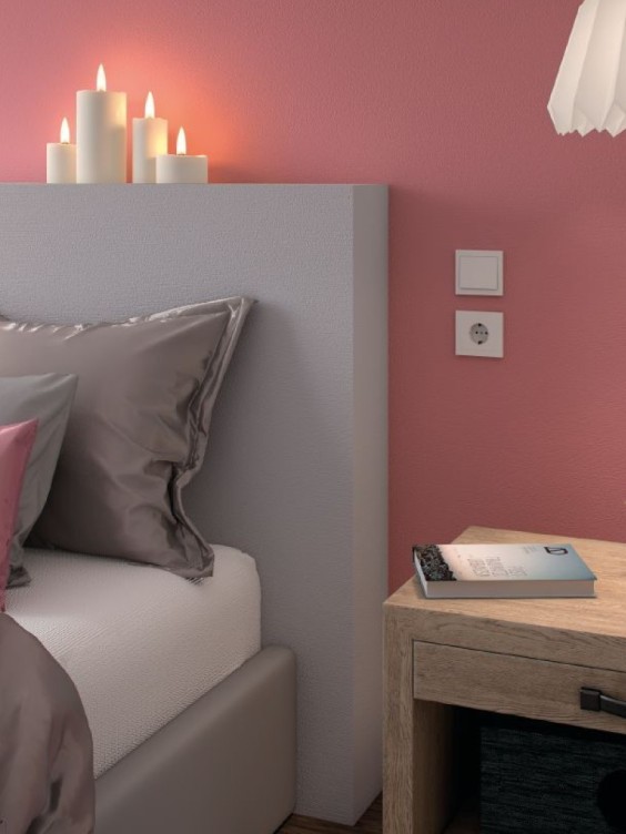 Ściana w sypialni pomalowana odcieniami  Neutral i Dolce Vita z palety  Beckers Designer Colour