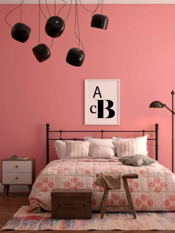 Ściana w sypialni pomalowana odcieniami Desert rose i Rosewood z kolekcji Beckers Väggfärg Colour