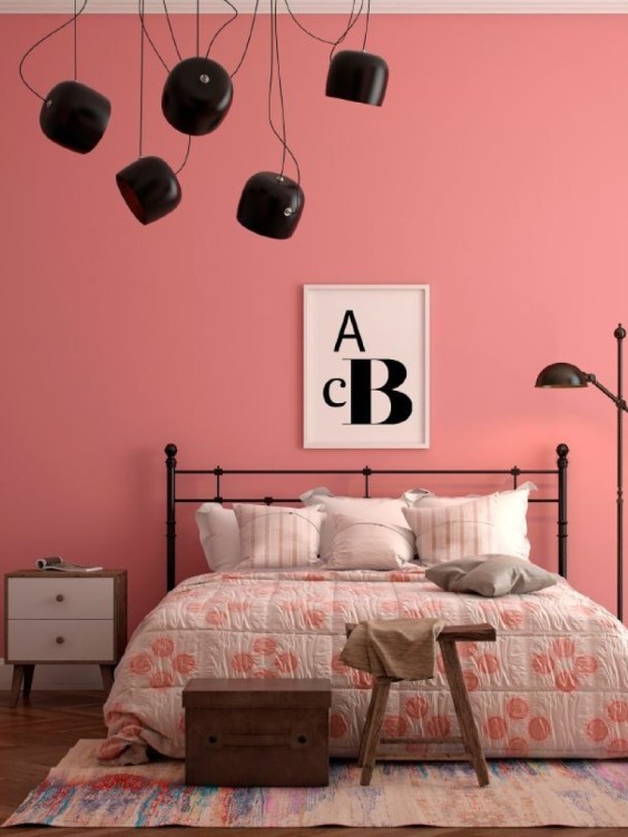 Ściana w sypialni pomalowana odcieniami Desert rose i Rosewood z kolekcji Beckers Väggfärg Colour