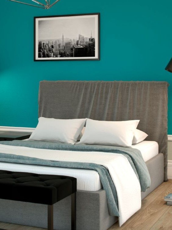 Ściana w sypialni pomalowana odcieniami Paciffic i Grey shell z kolekcji Beckers Väggfärg Colour