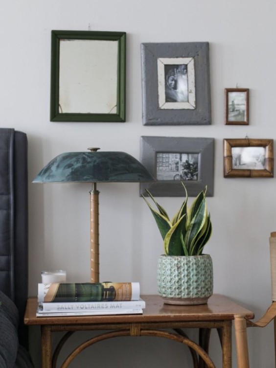 Ściana w sypialni pomalowana odcieniem Luna z palety Beckers Designer Colour