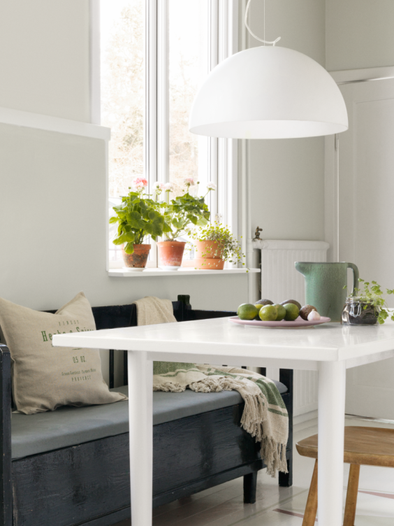 Ściana w kuchni pomalowana odcieniami Frappe i Black z palety Beckers Designer Universal oraz kolorami Porcelain grey i White z kolekcji Beckers Designer Kitchen & Bathroom