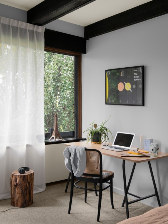 Ściana w miejscu pracy pomalowana odcieniem Light Grey z kolekcji Beckers Designer Colour