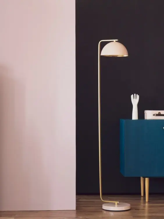 Ściana w salonie pomalowana odcieniem Nile z kolekcji Beckers Designer Universal
