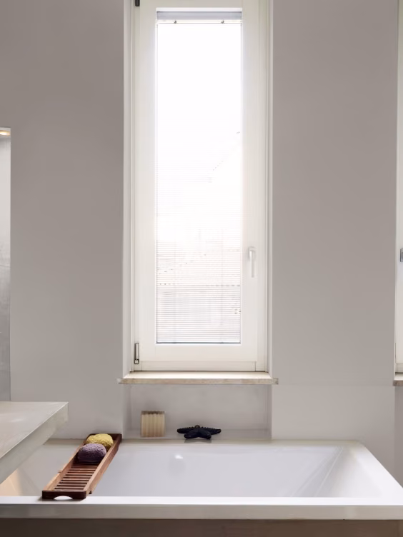 Ściany w łazience pomalowane odcieniem Porcelain grey z kolekcji Beckers Designer Kitchen & Bathroom