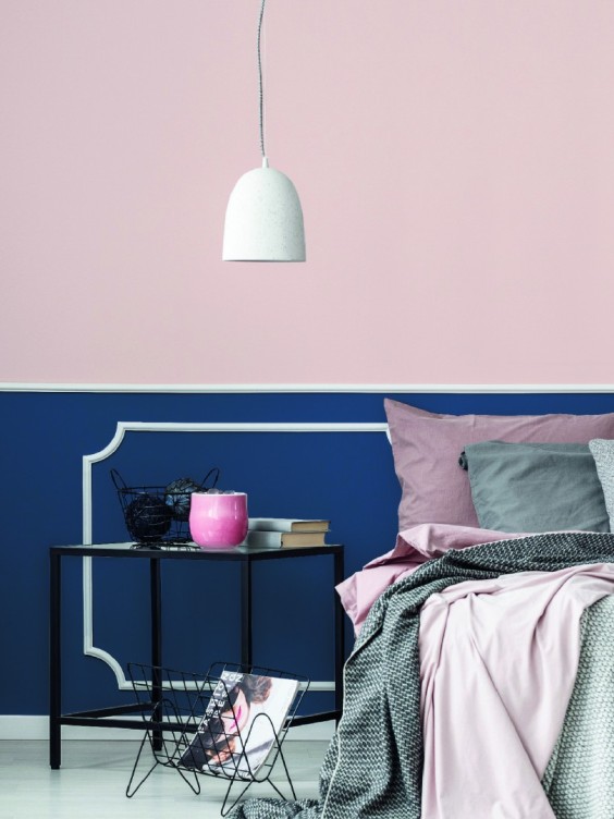 Ściana w sypialni pomalowana odcieniami Desert Rose oraz Cosmos z kolekcji Beckers Väggfärg Colour