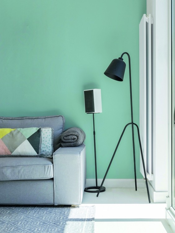 Ściana w salonie pomalowana odcieniem Rosemary z palety Beckers Väggfärg Colour