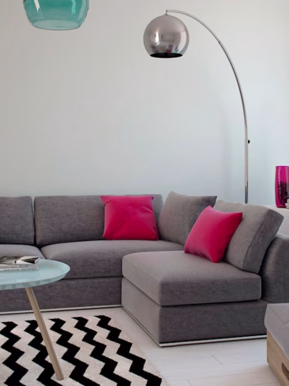 Ściana w salonie pomalowana odcieniami Silver Pearl z kolekcji Beckers Designer Colour i White z palety Beckers Designer White