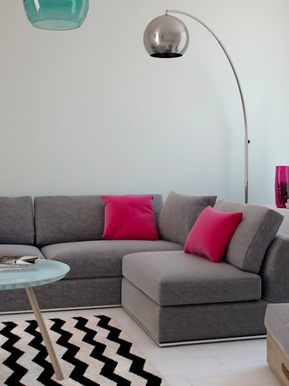 Ściana w salonie pomalowana odcieniami Silver Pearl z kolekcji Beckers Designer Colour i White z palety Beckers Designer White