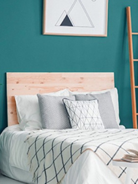 Ściana w sypialni pomalowana odcieniem Cleopatra z kolekcji Beckers Designer Colour