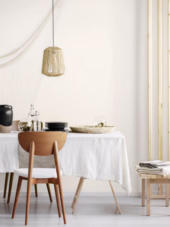Elegancka jadalnia w odcieniu Linen White z Beckers Designer Kitchen & Bathroom