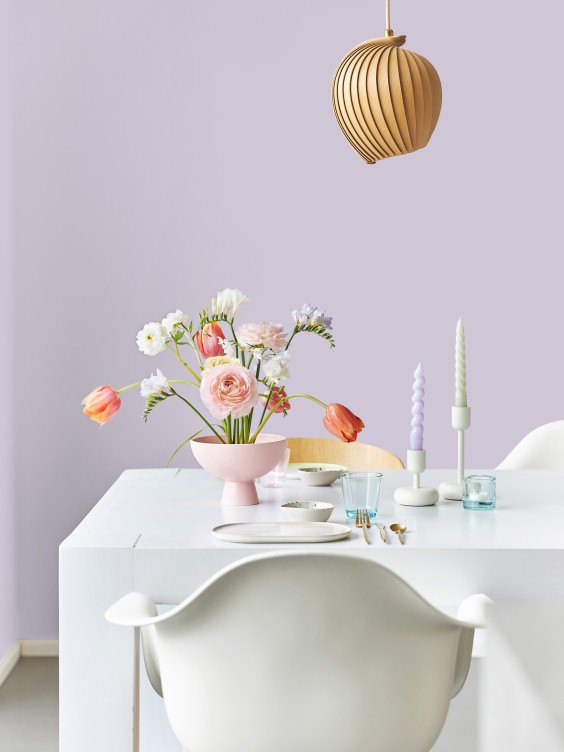 Ściana jadalni pomalowana kolorem Soft Lilac z Beckers It's Simple