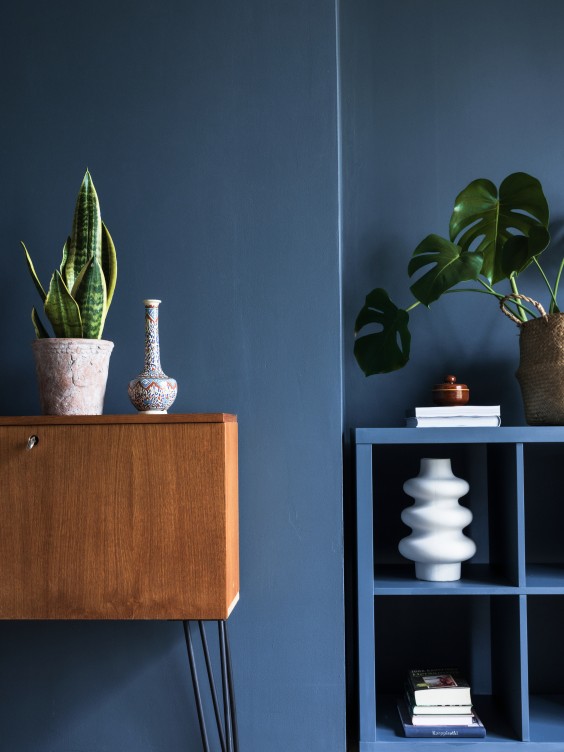 Ściana pomalowana kolorem Denim z palety Beckers Designer Collection