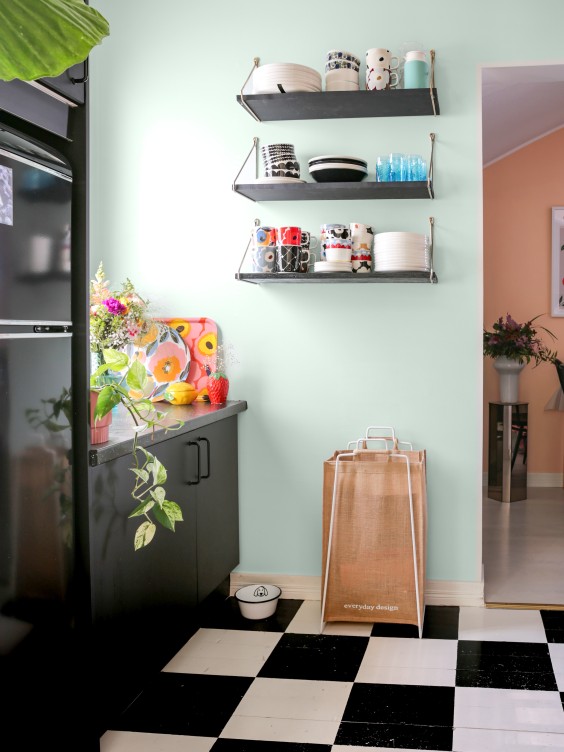 Ściana w kuchni pomalowana odcieniem Delicate z linii farb Beckers Designer Kitchen & Bathroom