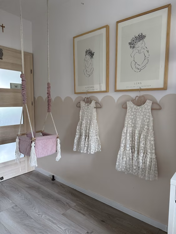 Ściana pomalowana odcieniem Hope oraz White z linii Beckers Designer Collection