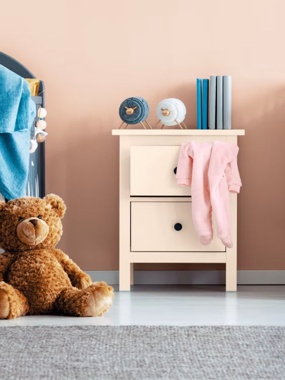 Komoda pomalowana na odcień Melon z Beckers Designer Universal