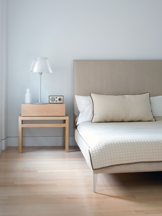 Pokój oświetlony neutralnym światłem