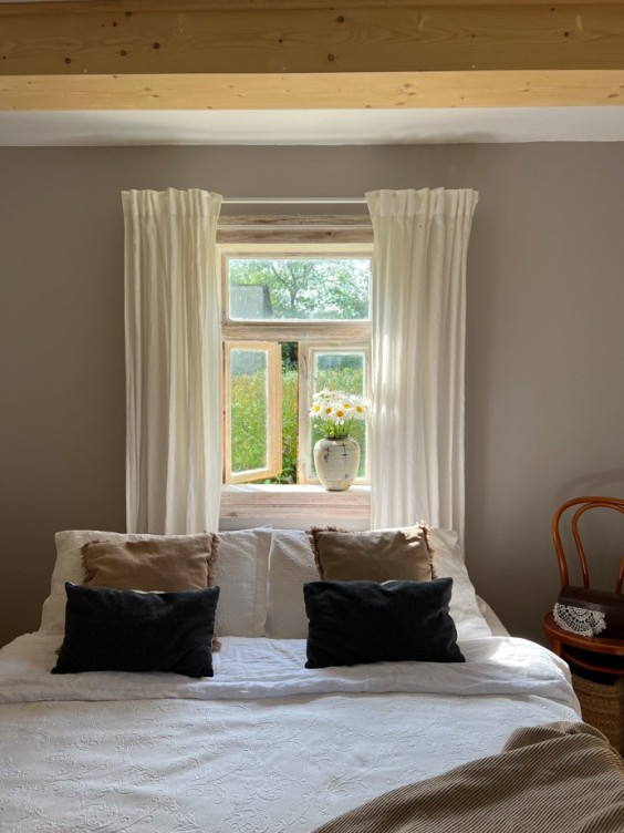 Sypialnia na wsi w kolorze Natural z Beckers Designer Collection