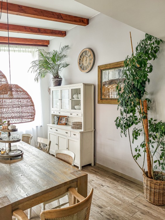 Ściana w jadalni pomalowana kolorem Mellow Beckers Designer Collection