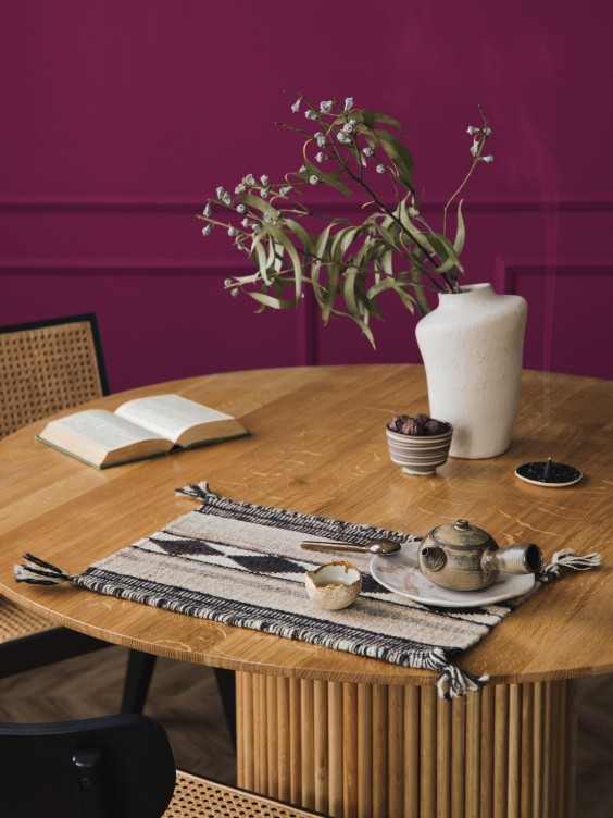  Ściana pomalowana kolorem Burgundy z linii farb Beckers Designer Colour